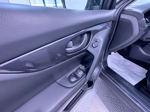 Used 2020 Nissan Rogue S FWD image 12