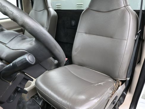 Used 2009 Ford F550 2WD Regular Cab Super Duty image 17