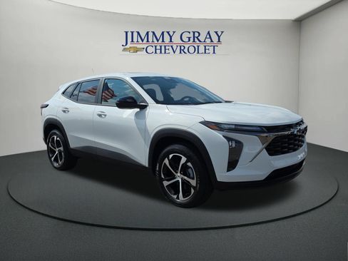 New 2026 Chevrolet Trax RS w/ Sunroof Package FWD image 7