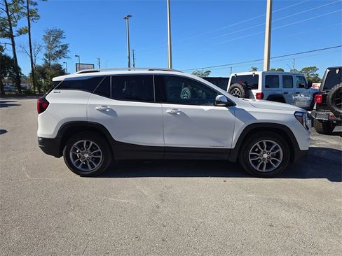 Used 2024 GMC Terrain SLT image 3