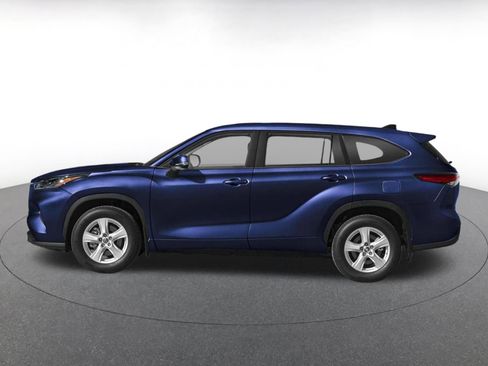 Used 2025 Toyota Highlander LE FWD image 3