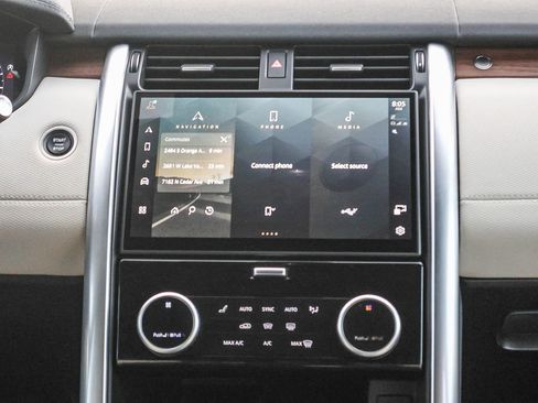 Used 2024 Land Rover Discovery Dynamic SE image 23