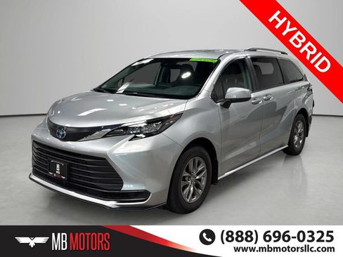 Used 2024 Toyota Sienna LE FWD image 1