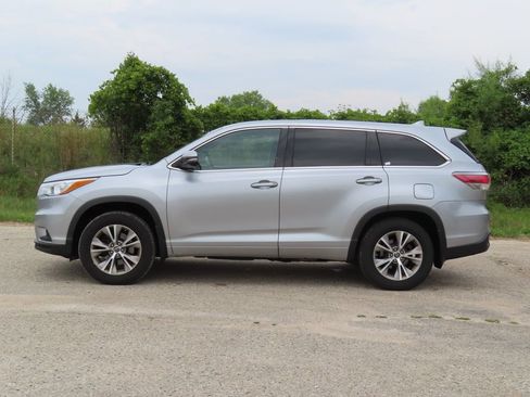 Used 2016 Toyota Highlander Plus AWD/4WD image 7
