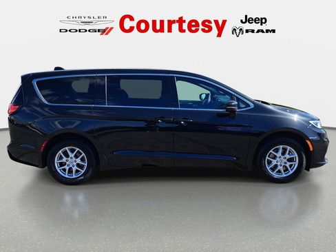 Used 2023 Chrysler Pacifica Touring FWD image 4