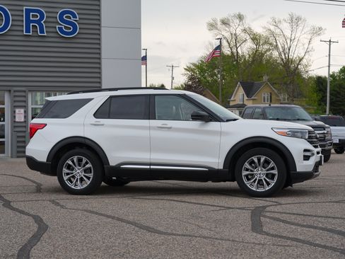 Used 2023 Ford Explorer XLT w/ Equipment Group 202A AWD/4WD image 2
