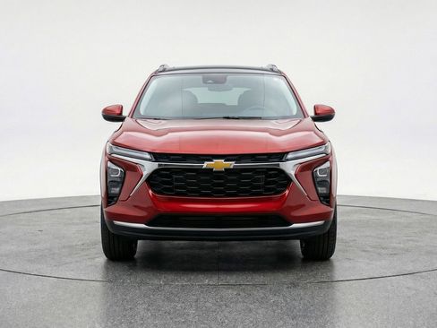 Used 2025 Chevrolet Trax LT w/ LT Convenience Package image 2