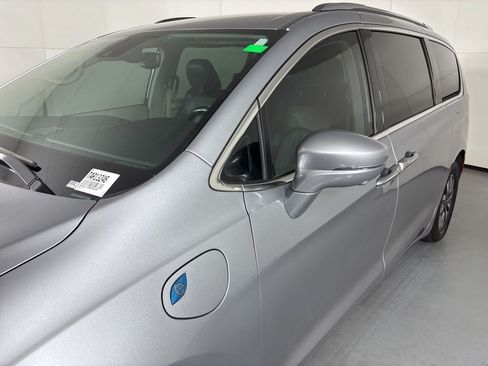 Used 2021 Chrysler Pacifica Touring-L FWD image 11