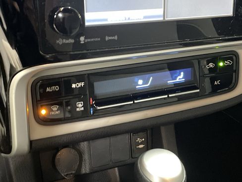 Used 2017 Toyota Corolla LE image 24