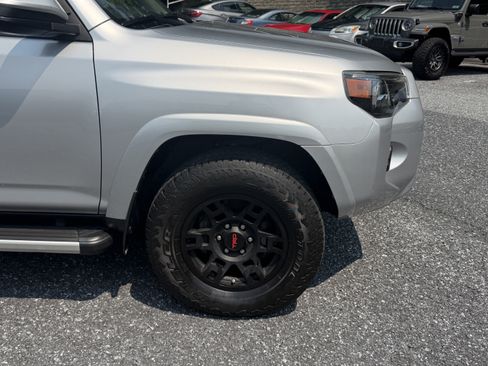 Used 2018 Toyota 4Runner SR5 AWD/4WD image 7