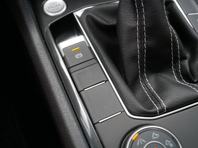 Certified 2024 Volkswagen Tiguan SE R-Line AWD/4WD image 32