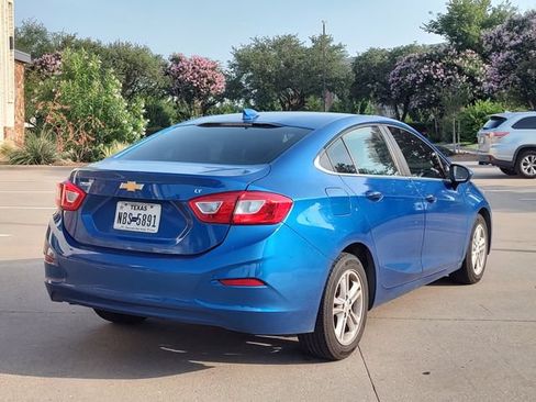 Used 2018 Chevrolet Cruze LT w/ Convenience Package FWD image 3