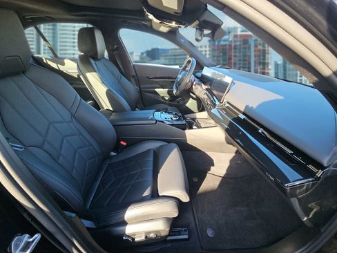 Used 2025 BMW 530i image 11