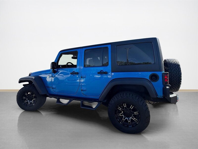 Used 2015 Jeep Wrangler Unlimited Rubicon w/ Connectivity Group AWD/4WD image 6