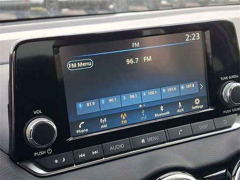 Used 2025 Nissan Sentra S image 17