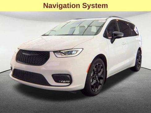 Used 2025 Chrysler Pacifica Limited AWD/4WD image 4