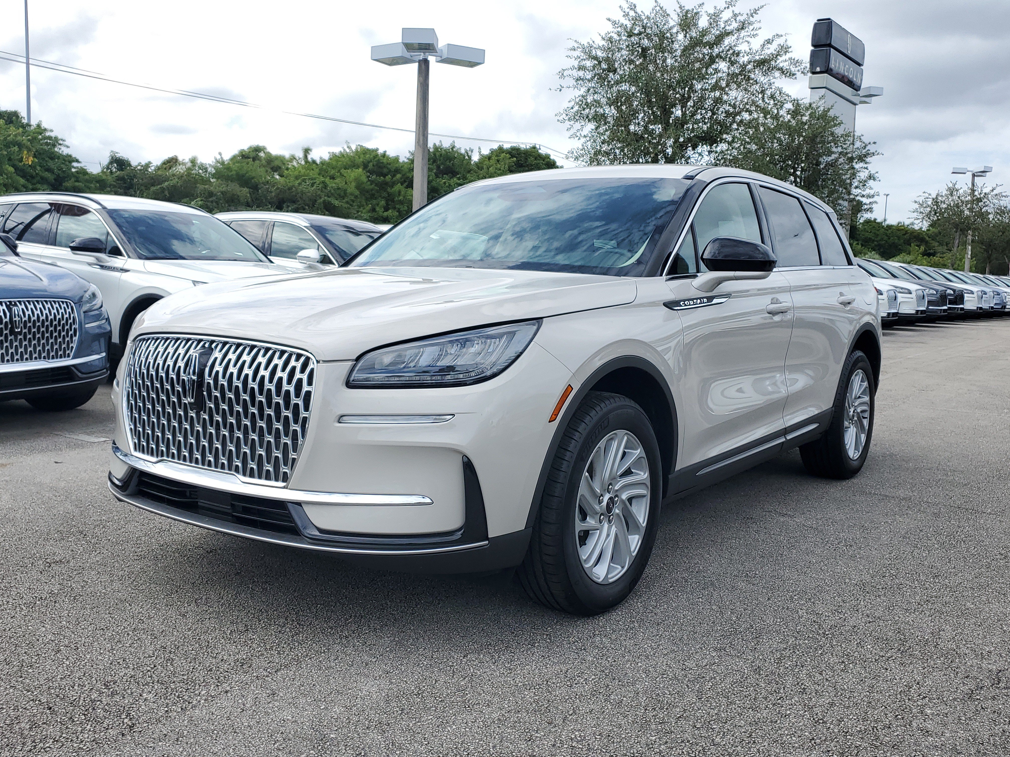 Used 2024 Lincoln Corsair FWD image 3