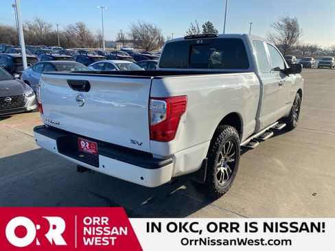Used 2021 Nissan Titan SV w/ SV Convenience Package RWD image 5