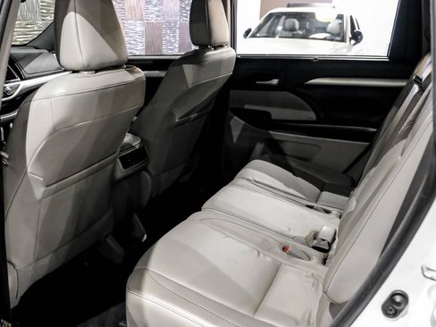 Used 2018 Toyota Highlander XLE w/ Protection Package #3 AWD/4WD image 34