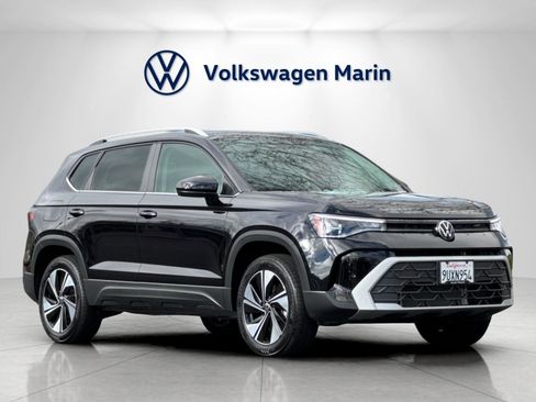 Used 2025 Volkswagen Taos SE w/ Panoramic Sunroof Package image 7