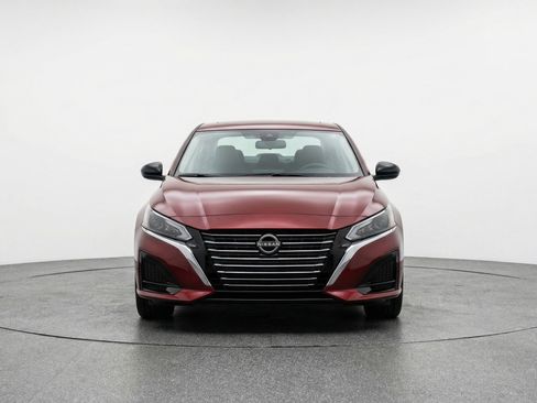 Used 2025 Nissan Altima 2.5 SV FWD image 2