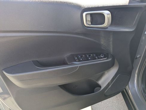 Used 2025 Hyundai Venue SEL FWD image 15