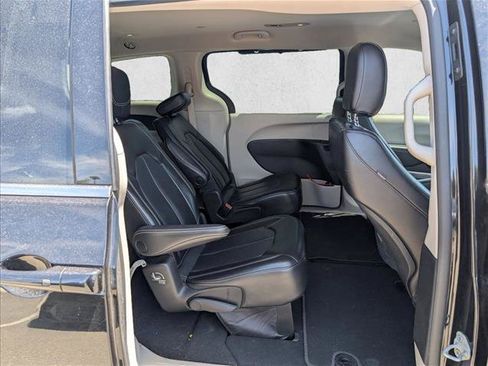 Used 2023 Chrysler Pacifica Touring-L FWD image 19