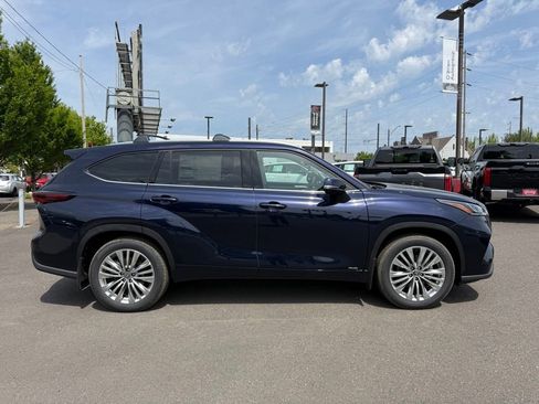 New 2026 Toyota Highlander Platinum AWD/4WD image 12