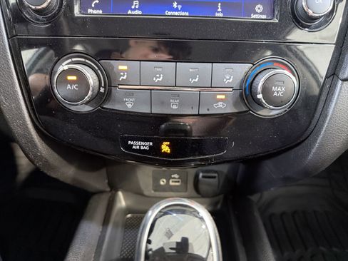 Used 2020 Nissan Rogue S FWD image 19