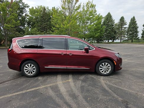 Used 2018 Chrysler Pacifica Touring-L FWD image 7