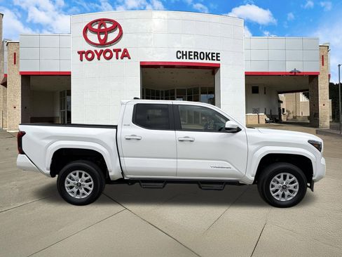 Used 2024 Toyota Tacoma SR5 AWD/4WD image 4