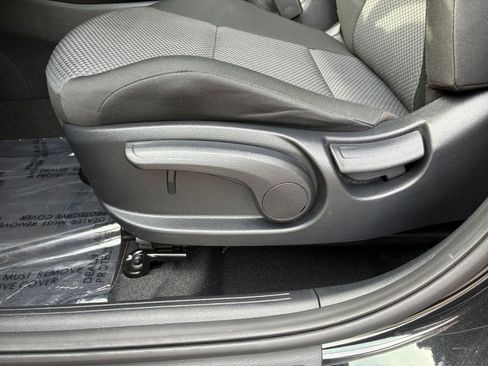 Used 2025 Kia Soul LX w/ LX Technology Package FWD image 25