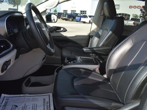 Used 2024 Chrysler Pacifica Touring-L FWD image 14
