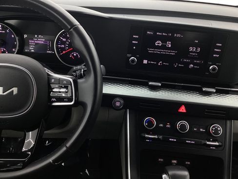 Used 2023 Kia Carnival LX image 30