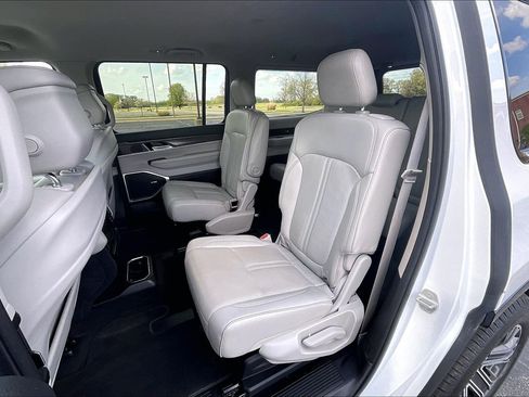 Used 2024 Jeep Wagoneer Series II RWD image 17