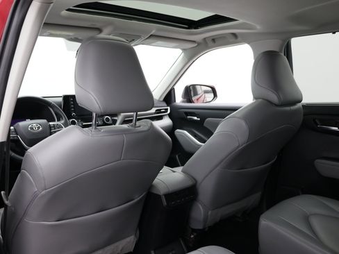 Used 2022 Toyota Highlander XLE FWD image 35