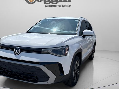Used 2025 Volkswagen Taos SE AWD/4WD image 11