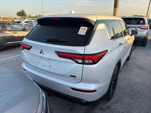 Used 2023 Mitsubishi Outlander SE Black Edition FWD image 4