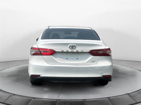 Used 2018 Toyota Camry LE image 4