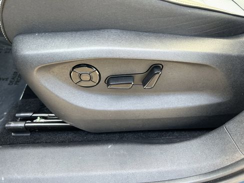 Certified 2025 Volkswagen Tiguan SE image 21