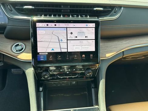 Used 2024 Jeep Grand Cherokee L Summit w/ Luxury Tech Group V AWD/4WD image 33