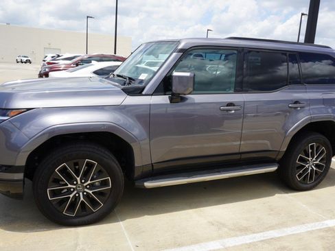 Used 2025 Lexus GX 550 w/ Accessory Package (2T) AWD/4WD image 4