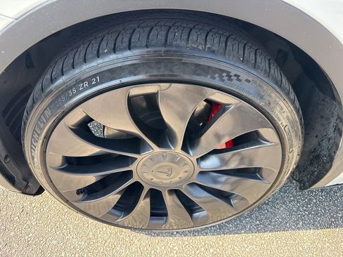 Used 2022 Tesla Model Y Performance image 11
