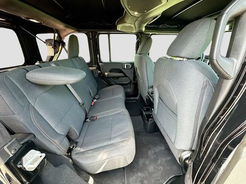 Used 2024 Jeep Wrangler Unlimited Sahara w/ Technology Group AWD/4WD image 28