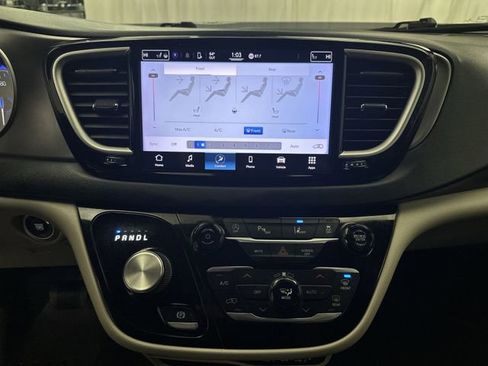 Used 2022 Chrysler Pacifica Touring-L image 20