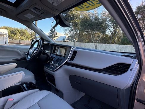 Used 2020 Toyota Sienna XLE Premium image 27