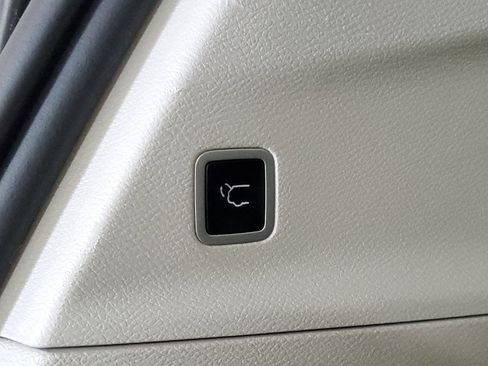 Used 2024 Chrysler Pacifica Touring-L FWD image 10