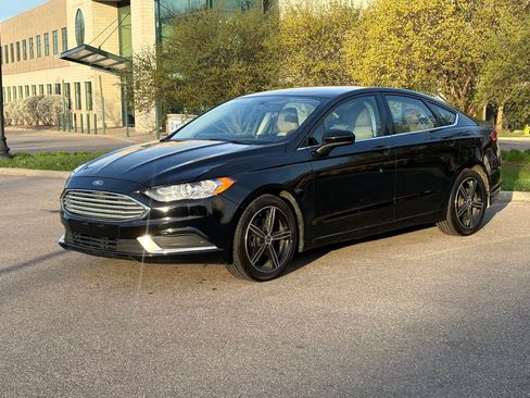 Used 2017 Ford Fusion SE w/ Fusion SE Technology Package FWD image 2