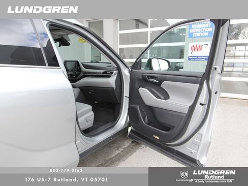 Used 2022 Toyota Highlander XLE image 8