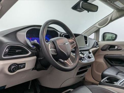 Used 2023 Chrysler Pacifica Touring-L FWD image 23